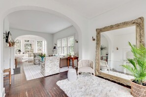 TV connectée, cheminée, livres