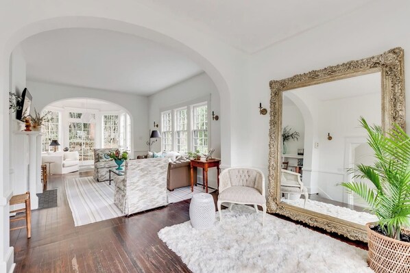 Una Smart TV, una chimenea, libros