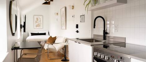 Réfrigérateur, micro-ondes, four, plaque de cuisson