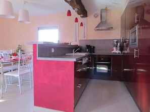 Frigorífic, microones, forn i placa de cuina 