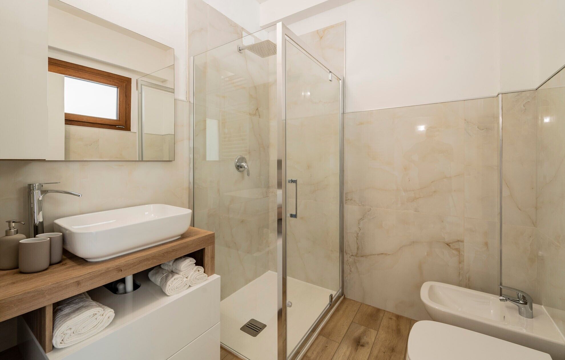 Shower, hair dryer, towels