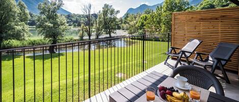 屋外ダイニングエリア