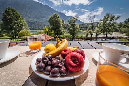 Outdoor dining. Holiday Apartment "4" with Lake View, Shared Pool & Wi-Fi