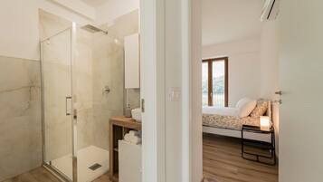 Shower, hair dryer, towels