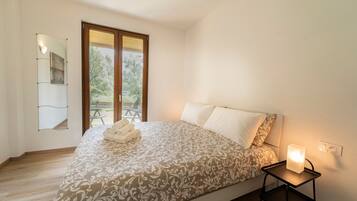 1 habitación, tabla de planchar con plancha, wifi gratis y ropa de cama