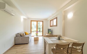 TV - Apartment "5" with Lake View, Shared Pool & Wi-Fi (Carlazzo)