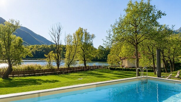 A swimming pool with a view of a lake and mountains. - Holiday Apartment "8" with Lake View, Shared Pool & Wi-Fi (Carlazzo)