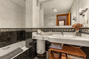 Ducha, secador de pelo, toallas