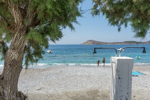 På stranden