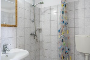 Dusche, Haartrockner, Handtücher