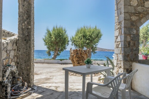 Apartment 'Syrios Suites No 2' with Sea View, Wi-Fi and Air Conditioning