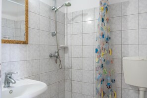 Een douche, een haardroger, handdoeken