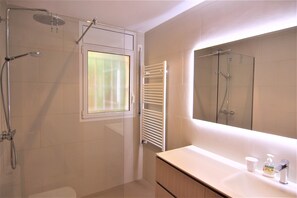 Douche, serviettes fournies