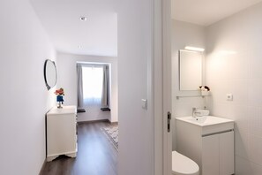 Dusche, Haartrockner, Handtücher