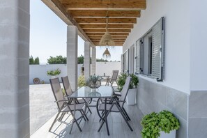 Outdoor dining - Villa 'El Olivar 2' with Mountain Views, Wi-Fi and Air Conditioning (Barbate)