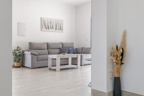 TV - Villa 'El Olivar 1' with Mountain Views, Wi-Fi and Air Conditioning (Barbate)