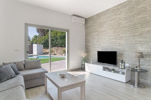 Villa 'El Olivar 1' with Mountain Views, Wi-Fi and Air Conditioning
