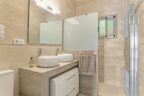 Dusche, Haartrockner, Handtücher