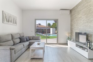TV - Villa 'El Olivar 1' with Mountain Views, Wi-Fi and Air Conditioning (Barbate)