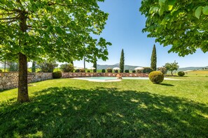 Property grounds - Apartment 'Il Crivello' with Shared Pool, Wi-Fi and Air Conditioning (Castiglione d'Orcia)