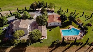 An aerial view of a property with multiple buildings, a swimming pool, and well-maintained lawns. - Apartment 'La Casina' with Shared Pool, Wi-Fi and Air Conditioning (Castiglione d'Orcia)