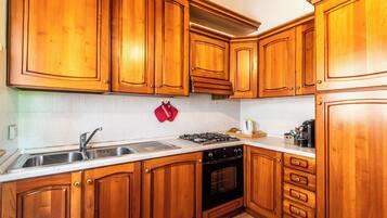 Frigorifero, microonde, forno, piano cottura