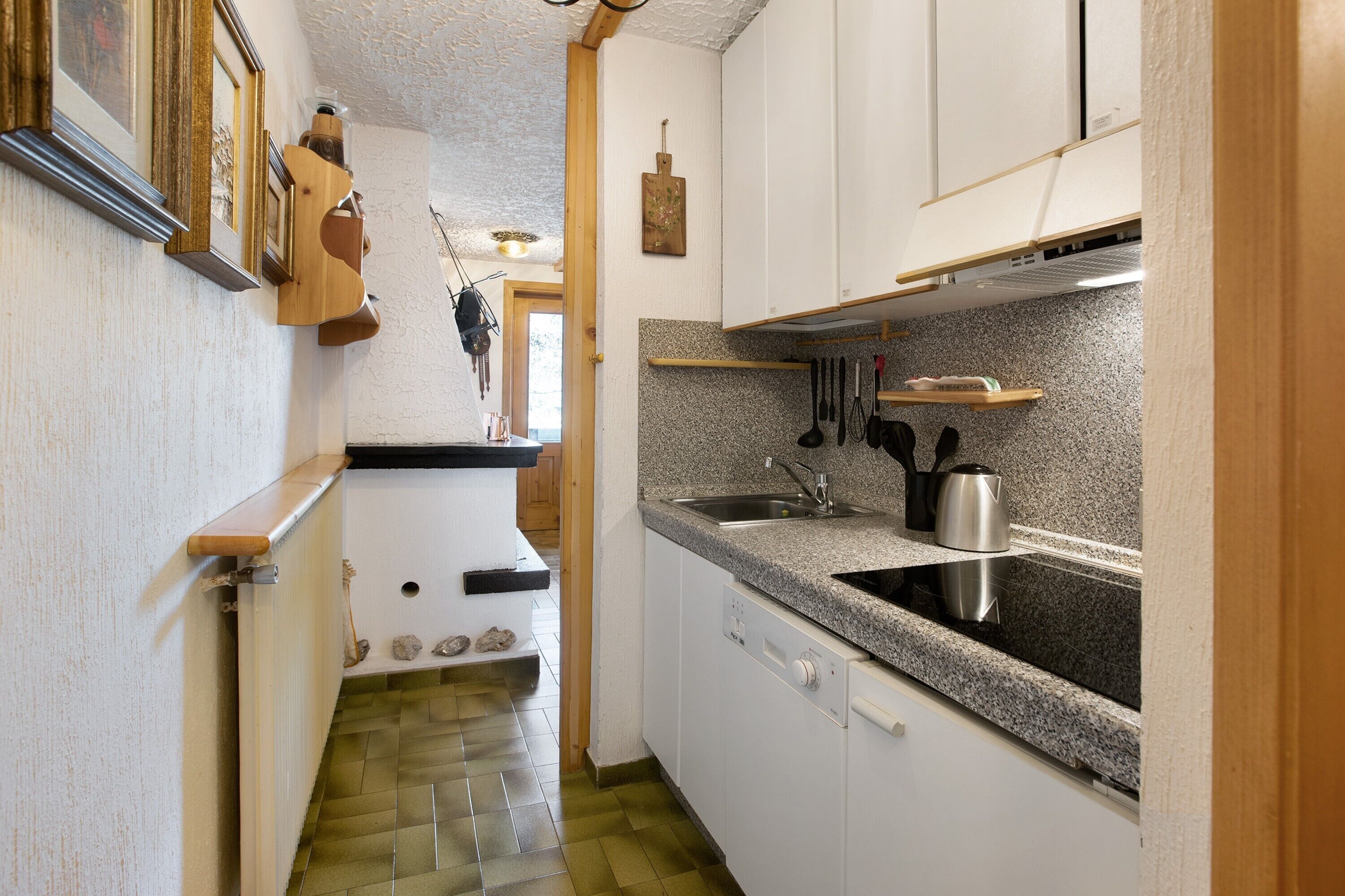 冷蔵庫、コンロ、食器洗い機、コーヒー / ティーメーカー