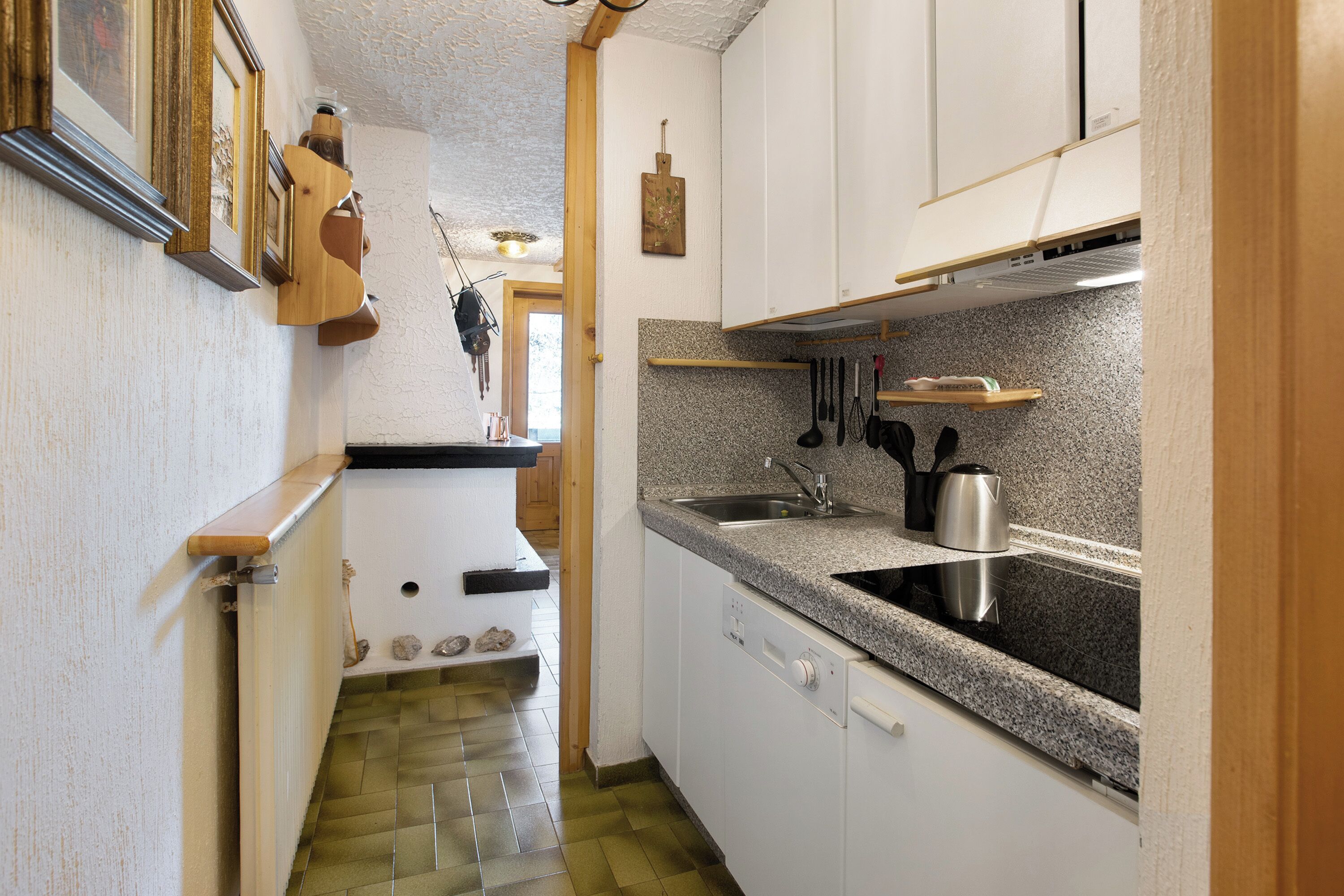 Een koelkast, een kookplaat, een vaatwasser