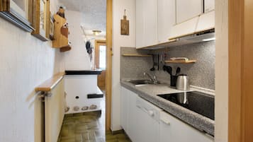 Een koelkast, een kookplaat, een vaatwasser