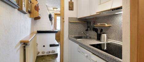 Fridge, stovetop, dishwasher, coffee/tea maker