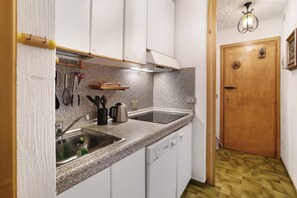 Kühlschrank, Herdplatte, Geschirrspüler