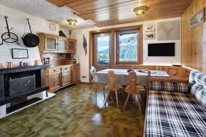 TV - Holiday Home 'Nido Alpino Terme E Sport - Bormio' with Mountain View, Shared Garden and Wi-Fi (valdidentro)