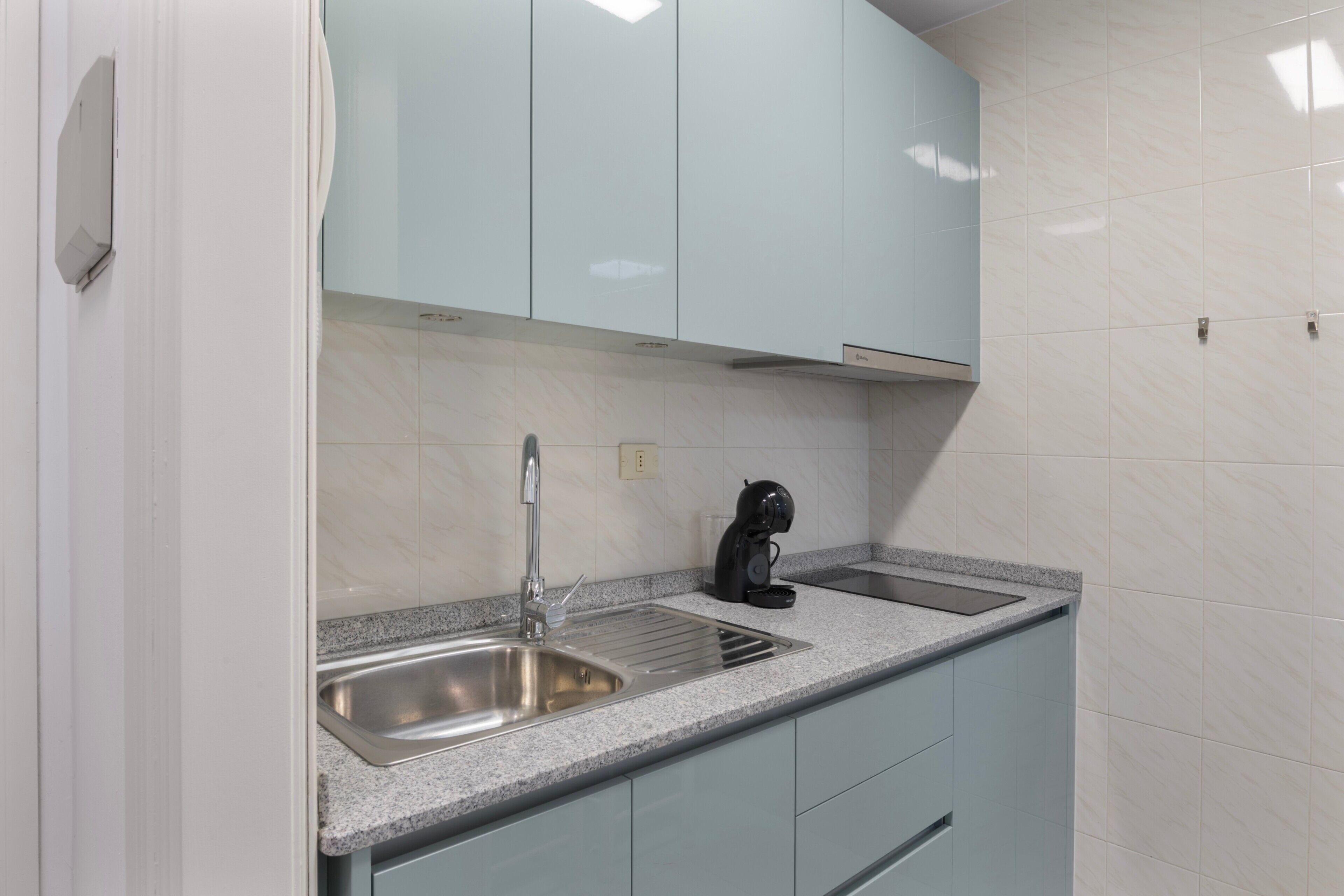 Refrigerador, microondas, parrilla de estufa y cafetera y tetera 