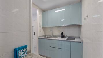 Jääkaappi, mikroaaltouuni, liesi, kahvin-/teenkeitin