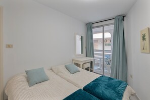 1 dormitorio, tabla de planchar con plancha, ropa de cama