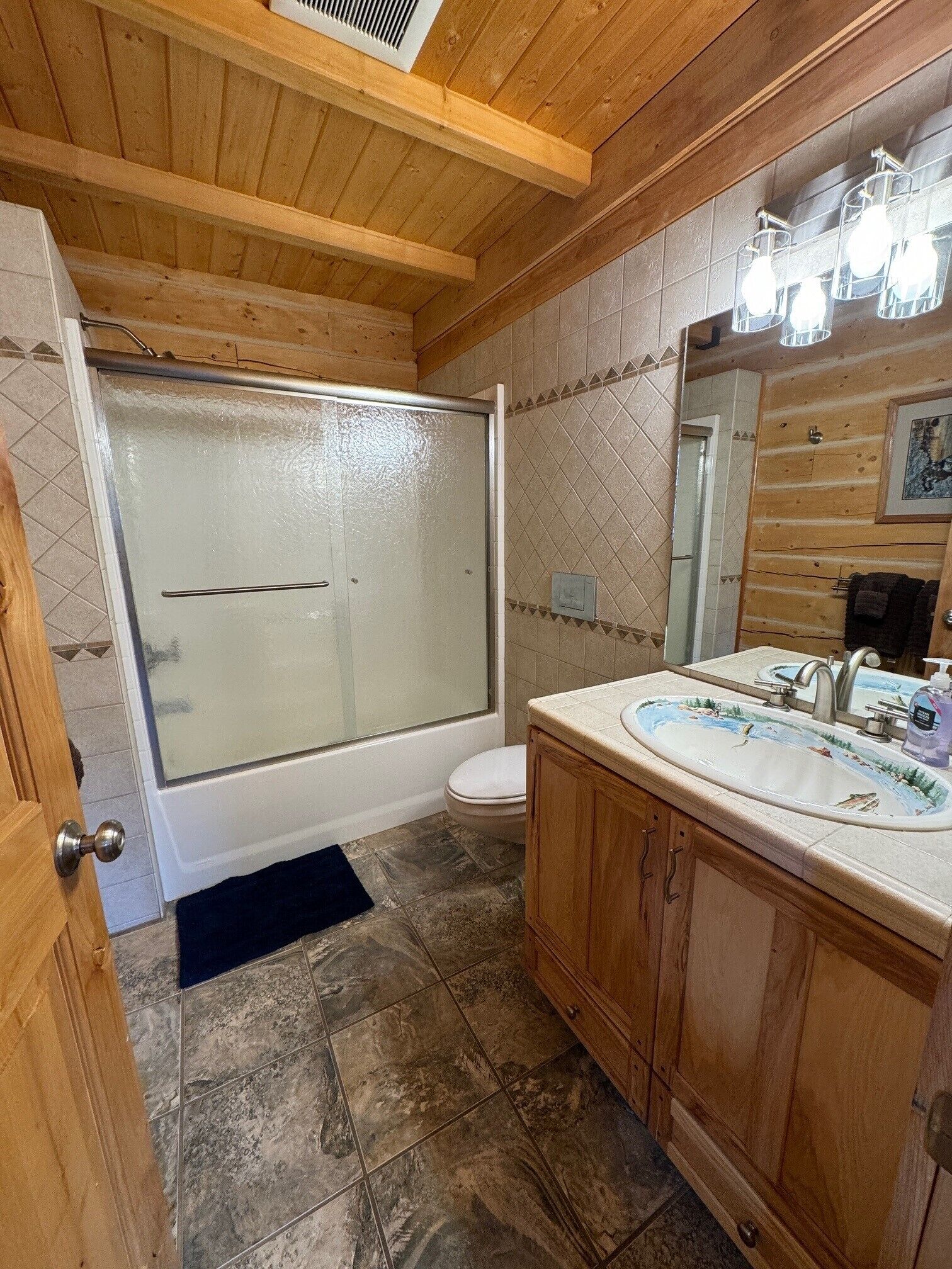 Een haardroger, handdoeken