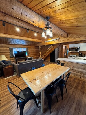 Dining - Cozy Cabin on the Kenai River (Cooper Landing)