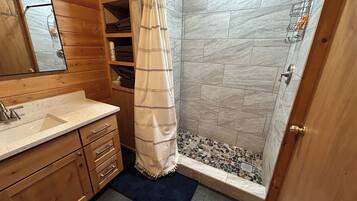 SĂšche-cheveux, serviettes fournies