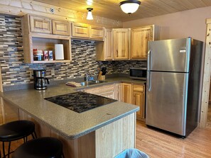 Jääkaappi, mikroaaltouuni, uuni, liesi