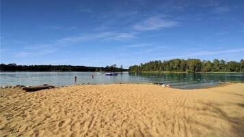 Plage, chaises longues