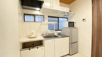 Réfrigérateur, micro-ondes, plaque de cuisson