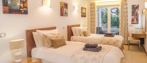 Fer et planche à repasser, Wi-Fi gratuit, draps fournis