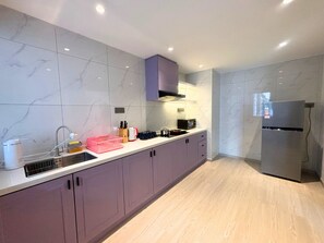 Fridge, microwave, stovetop, electric kettle - Spacious 3-bedroom apartment in brilliant Kuala Lumpur with AC, WiFi (Kuala Lumpur)