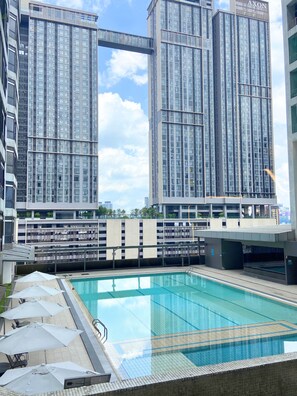Outdoor pool - Spacious 3-bedroom apartment in brilliant Kuala Lumpur with AC, WiFi (Kuala Lumpur)