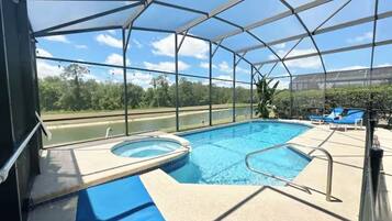 Alberca al aire libre y alberca climatizada