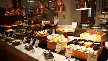 每日供应自助式早餐(每人 CNY 148)