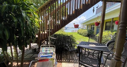 Relaxing1 bedroom on the intercoastal water walking distance to everything!