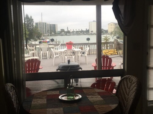 Relaxing1 bedroom on the intercoastal water walking distance to everything!