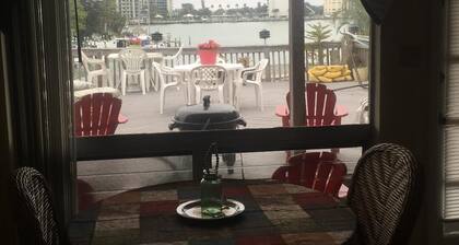 Relaxing1 bedroom on the intercoastal water walking distance to everything!