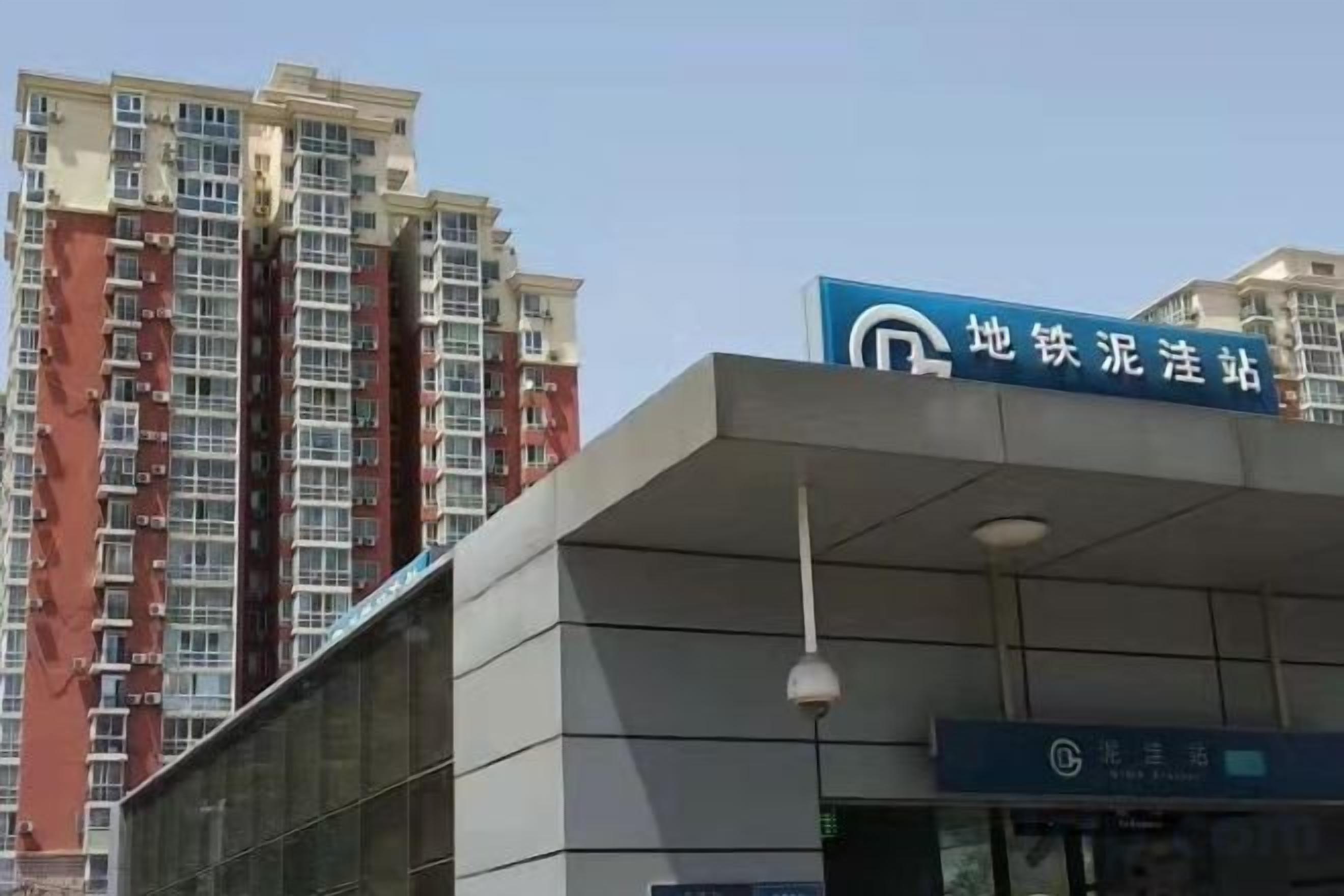 Un edificio moderno con un letrero que indica un hotel o establecimiento de alojamiento.
